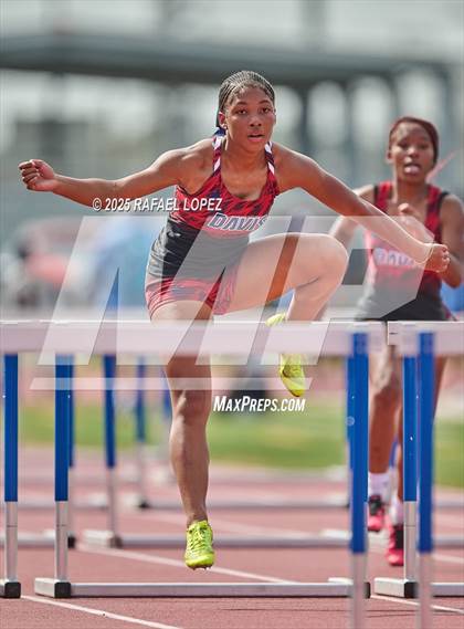 Thumbnail 1 in Panther Relays (100M Hurdles) photogallery.