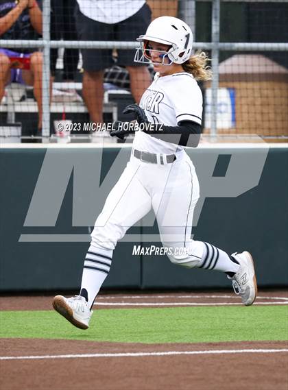 Thumbnail 3 in Southlake Carroll vs. Guyer (UIL 6A Regional Semifinal) photogallery.