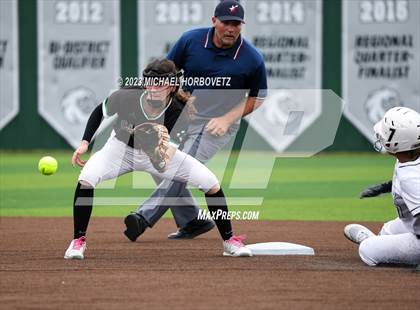 Thumbnail 1 in Southlake Carroll vs. Guyer (UIL 6A Regional Semifinal) photogallery.