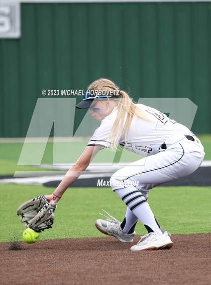 Thumbnail 3 in Southlake Carroll vs. Guyer (UIL 6A Regional Semifinal) photogallery.