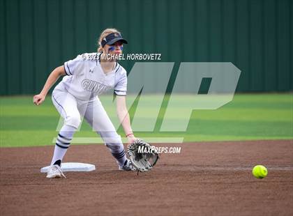 Thumbnail 3 in Southlake Carroll vs. Guyer (UIL 6A Regional Semifinal) photogallery.