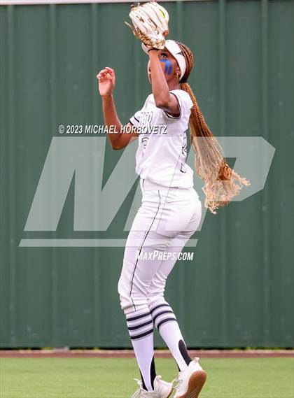 Thumbnail 2 in Southlake Carroll vs. Guyer (UIL 6A Regional Semifinal) photogallery.