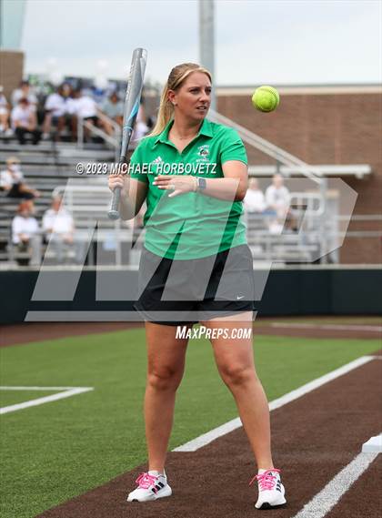 Thumbnail 2 in Southlake Carroll vs. Guyer (UIL 6A Regional Semifinal) photogallery.