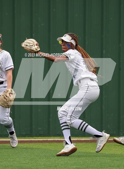 Thumbnail 2 in Southlake Carroll vs. Guyer (UIL 6A Regional Semifinal) photogallery.