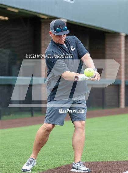 Thumbnail 1 in Southlake Carroll vs. Guyer (UIL 6A Regional Semifinal) photogallery.