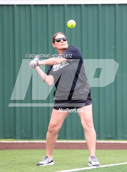 Thumbnail 1 in Southlake Carroll vs. Guyer (UIL 6A Regional Semifinal) photogallery.