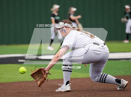 Thumbnail 2 in Southlake Carroll vs. Guyer (UIL 6A Regional Semifinal) photogallery.