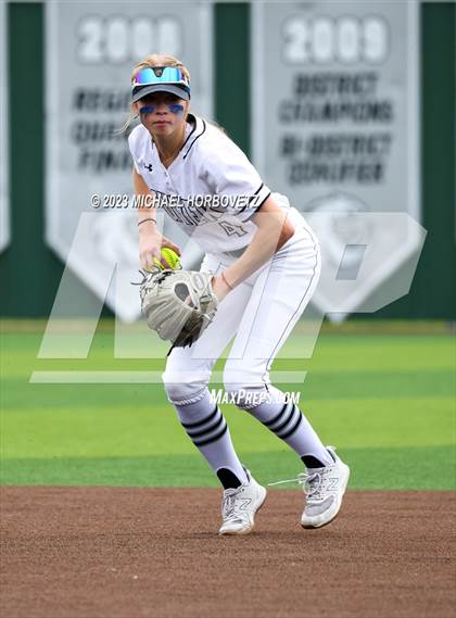 Thumbnail 2 in Southlake Carroll vs. Guyer (UIL 6A Regional Semifinal) photogallery.