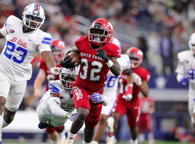 North Shore's Xavier Owens (32) runs away from Duncanville linebacker Omari Abor (23).