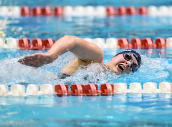 Girls swimmers establishing position