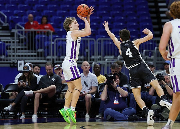 Grayson Rigdon lines up a shot in last year's Texas Class 1A state semifinals. (Photo: Robbie Rakestraw)