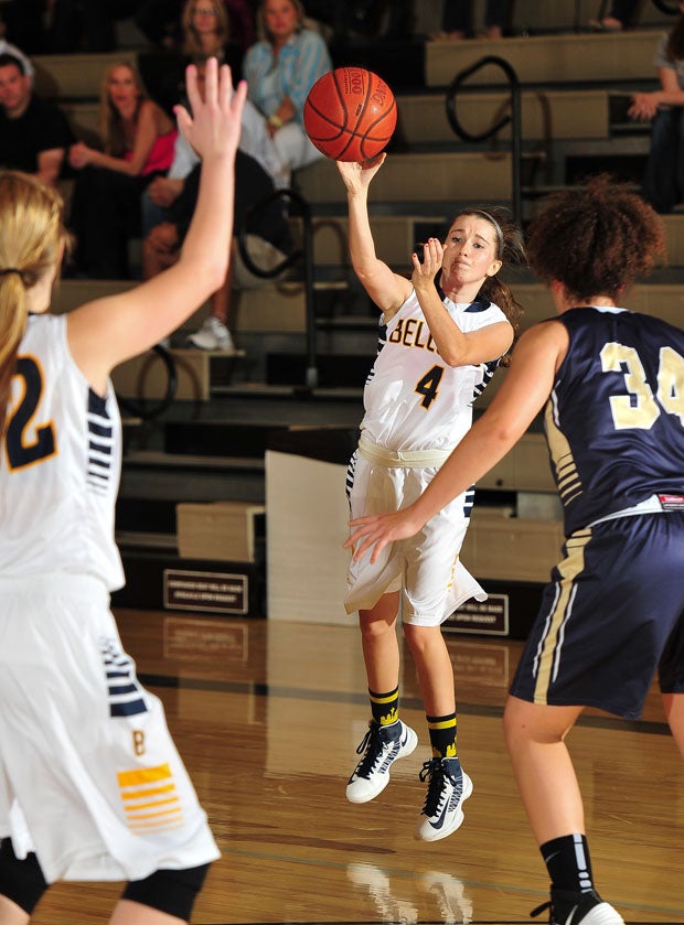 Erin McGowan (4) with a nice feed into the post. 