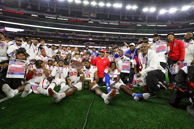 Duncanville coaches and players celebrate their UIL 6A Division I title win over North Shore. The 12th-ranked Panthers won their second straight title, beating the No. 5 Mustangs 49-33 on Saturday at AT&T Stadium. (Photo: Robbie Rakestraw)