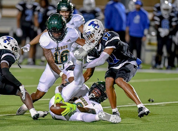 Jakevyon Curry of Longview recovers a fumble against Tyler. (Photo: Wayne Grubb)