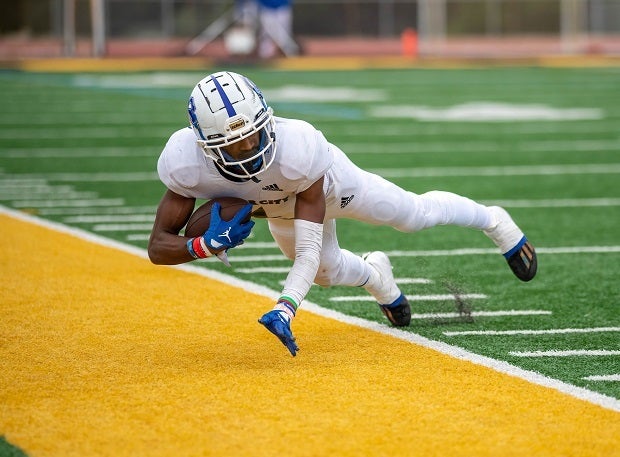 Culver City's Myles Singleton toe-taps for a first down after a sideline catch against Peninsula on Oct. 14. (Photo: Christopher Harris)
