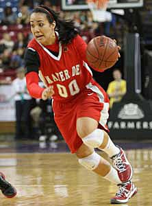 Kiki Alofaituli had a big game for
Mater Dei with 11 points and seven
rebounds.