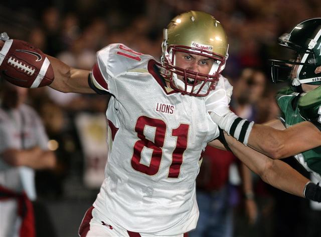 Alani Fua scored a pair of touchdowns Friday night to help Oaks Christian beat Skyline, 28-25.