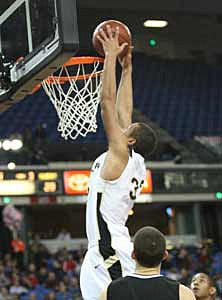 Aaron Gordon throws down two of 
his 10 points for Mitty. 