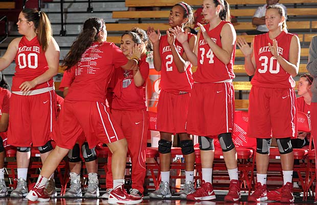 Mater Dei knocked off Oaks Christian to remain undefeated and maintain its No. 1 ranking.
