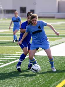 Kelly Cobb has worked extensively onher ballhandling skills since it can bedifficult sometimes to find challenginggames in Alaska.