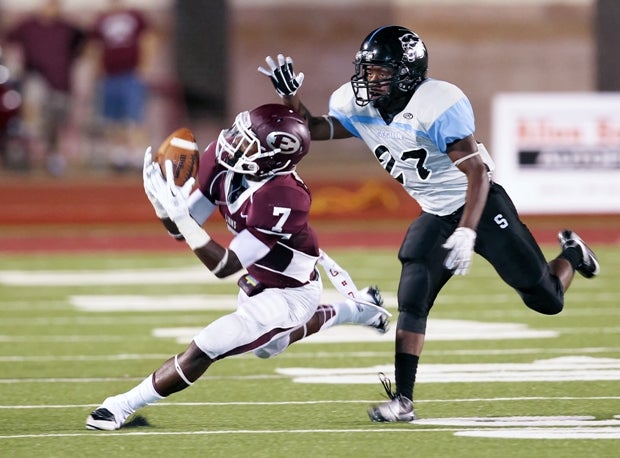 Jahshawn Johnson of Ennis (Texas) makes a diving catch as a Seguin (Arlington, Texas) defender trails.