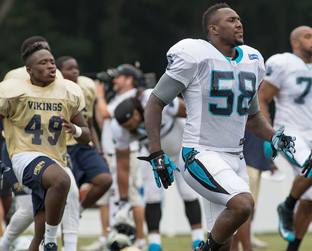 Carolina Panthers linebacker Thomas Davis warms ups with Spartanburg players at practice.