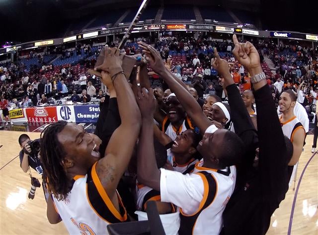 Can McClymonds celebrate again like they did after the 2008 title against Dominguez?