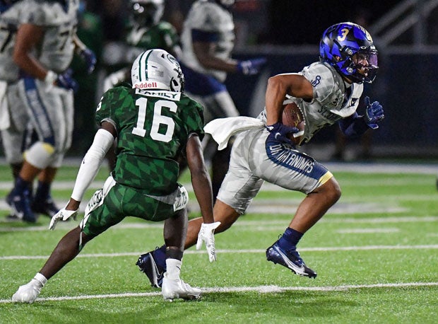 Chedan James (8) runs past Central's Qualyn McQueen (16)