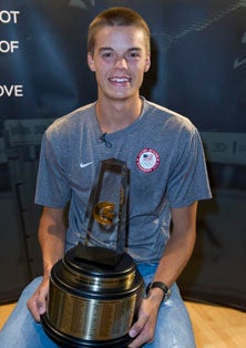 Gunnar Nixon received his Gatorade
National Track and Field Athlete
of the Year award on Thursday.