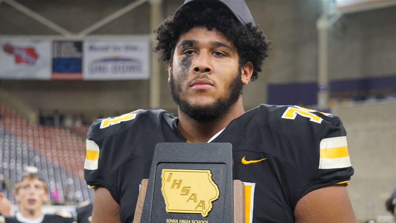 Kadyn Proctor named 2022 MaxPreps Iowa High School Football Player of