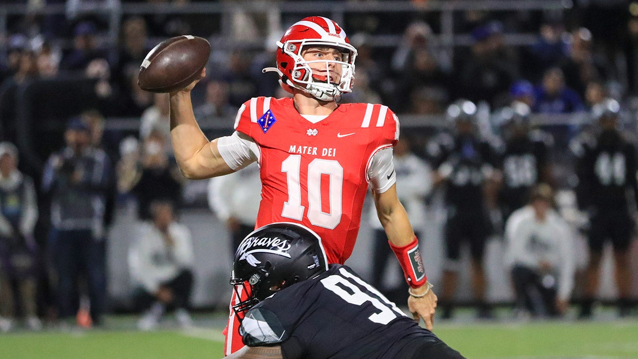 Highlights, recap: No. 12 Mater Dei stuns No. 1 St. John Bosco 36-31 with second-half comeback