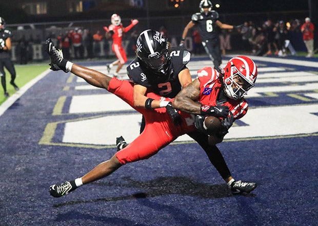 Kayden Dixon-Wyatt hauls in one of his three touchdown receptions in Mater Dei's upset of St. John Bosco. (PHOTO: Rene Morales)