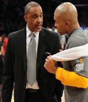 Phil Handy swaps notes with then Lakers
guard Derek Fisher.