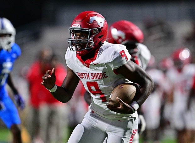 North Shore quarterback Kaleb Bailey has the Mustangs rolling after missing 11 games last year with an injury. North Shore is No. 7 in the MaxPreps Top 25 after beating King 42-6 last week. (Photo: Tom Dendy)