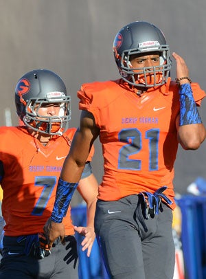 Cordell Broadus (21) and Biaggio Ali Walsh
warm up before Sollenberger Classic.