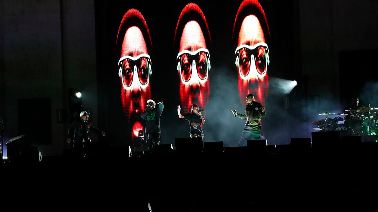 High school football: Black Eyed Peas delight East L.A. Classic crowd as Garfield tops Roosevelt 16-8