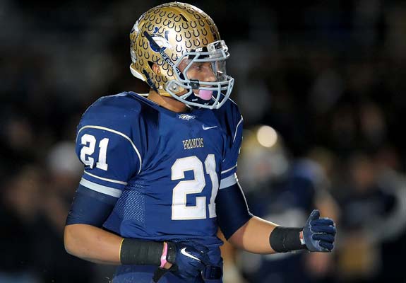 Su'a Cravens has the ability to dominate both sides of the ball for Vista Murrieta.