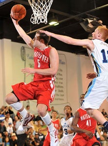 Mater Dei's Katin Reinhardt didn't
just settle for long-range jumpers
on Thursday.