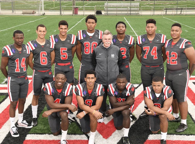 Top players and coach Bruce Rollinson posing before the 2018 season.