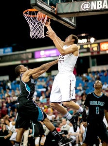 Aaron Gordon swoops in for a deuce
against Sheldon.