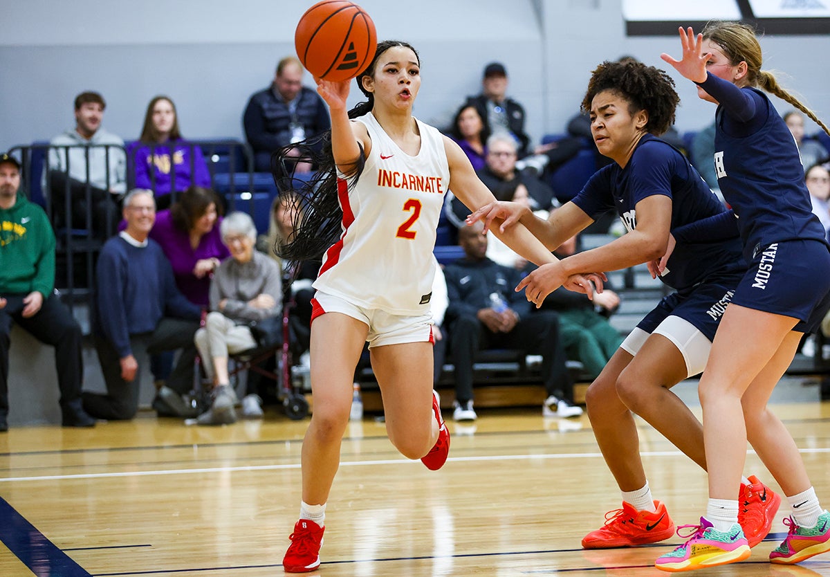 Nevaeh Caffey looks to pass in No. 15 Incarnate Word Academy's 68-51 win Saturday over Blue Valley North in the Sophie Cunningham Classic. The victory was the 139th straight for the Red Knights, breaking the mark set by Central Plains of Kansas in 2020 for the most consecutive wins. (Photo: Marty Beck)