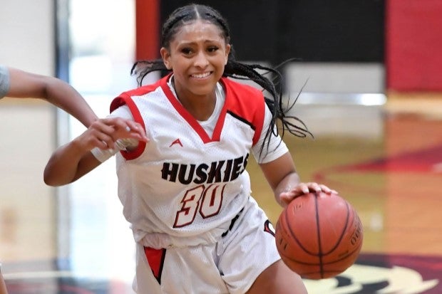 Jayda Curry dribbles the ball in the open court against Mater Dei in the Southern Section title game.