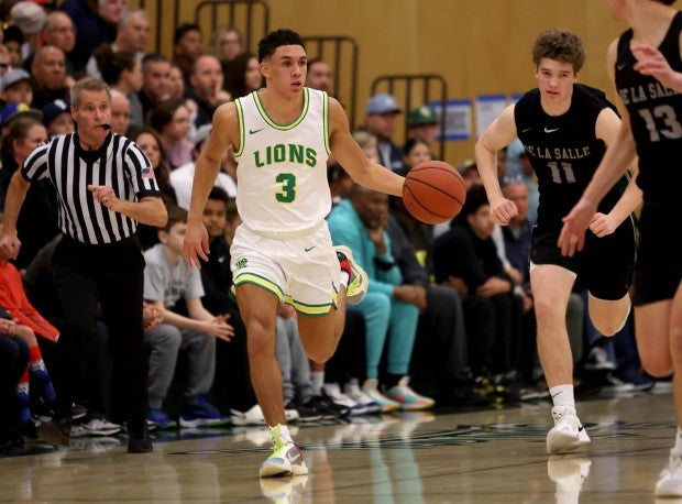 MaxPreps Oregon Player of the Year Jackson Shelstad pushes the ball up the court during a game against De La Salle of California. (Photo: Dennis Lee)