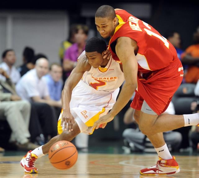 Dexter Strickland (left) and Xavier Henry battle for loose ball.