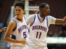 Bryson Keoni (5) and Torrian Epps (11)
brought Holbrook back from a 16-point
deficit.