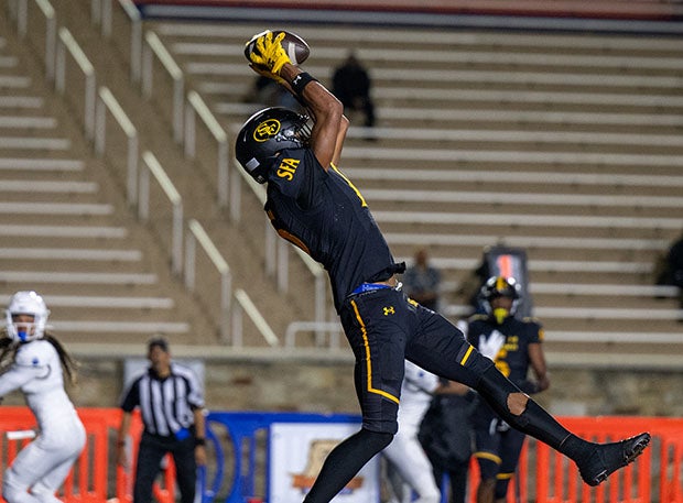 St. Frances Academy three-star tight end Damon Hall catches touchdown pass just before the half as the 17th-ranked Panthers beat No. 5 IMG Academy 30-3. (Photo: David Custer)