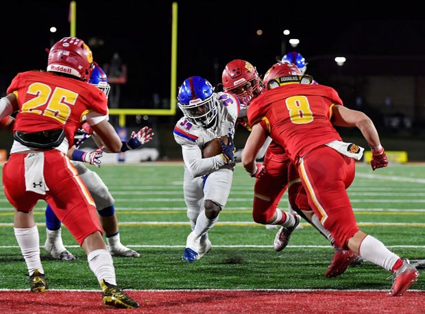 Folsom's Donovan Maxey-Parler goes in for touchdown to close the Cathedral Catholic gap to 26-21.