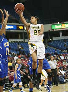 Hailie Eackles goes up for two of
her game-high 31 points.