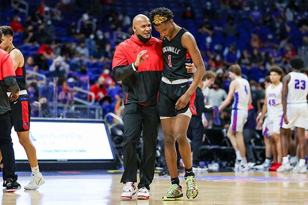 Head coach David Peavy chats with star junior Ronald Holland during last season's Class 6A state championship game.