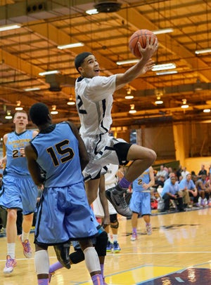 Jayson Tatum impressed college coaches at the 
EYBL Session One Saturday with a variety of 
makes from around the hoop and perimeter. 